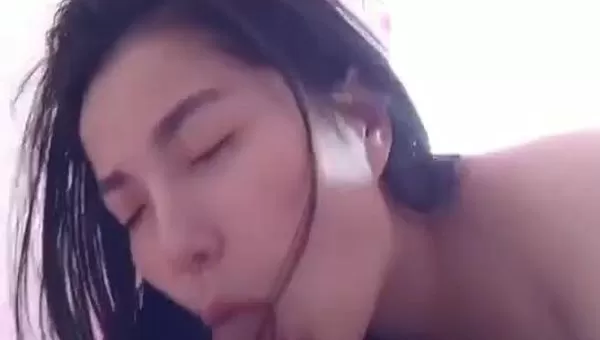 成熟御姐型美女口交的样子好美